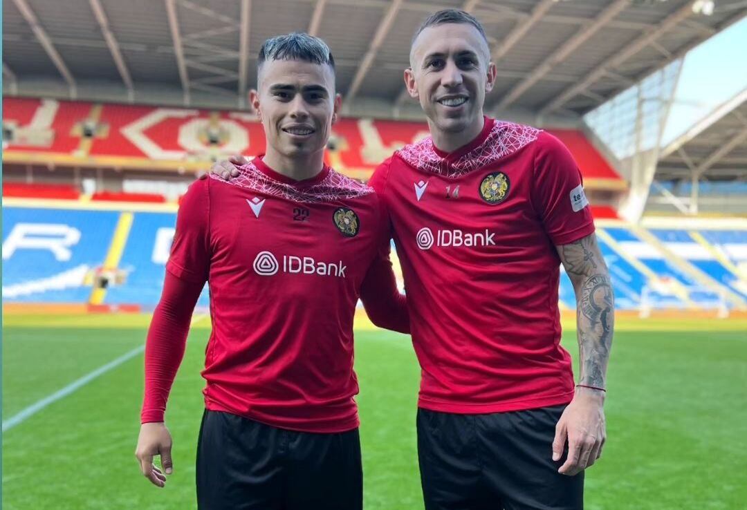 "El Chino" Zelarayán junto a Briasco, con la selección de Armenia. (Gentileza).