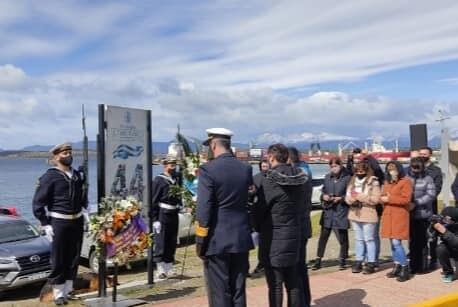 El Contraalmirante, Marcelo Alejandro Dalle Nogare, Comandante del Área Naval Austral, estuvo al frente de los honores a los marinos.