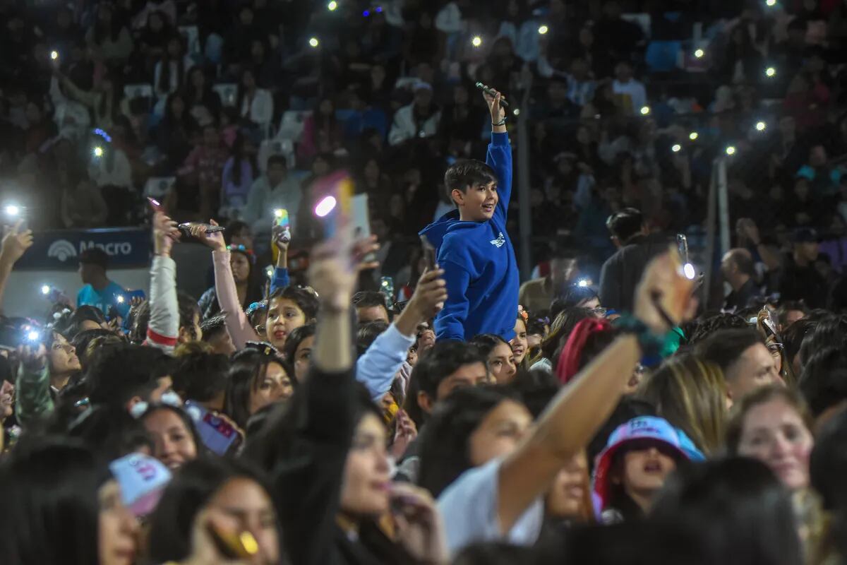 Interactuando permanentemente con todas las instancias del espectáculo, la concurrencia también fue parte del festejo juvenil en el estadio "23 de Agosto".