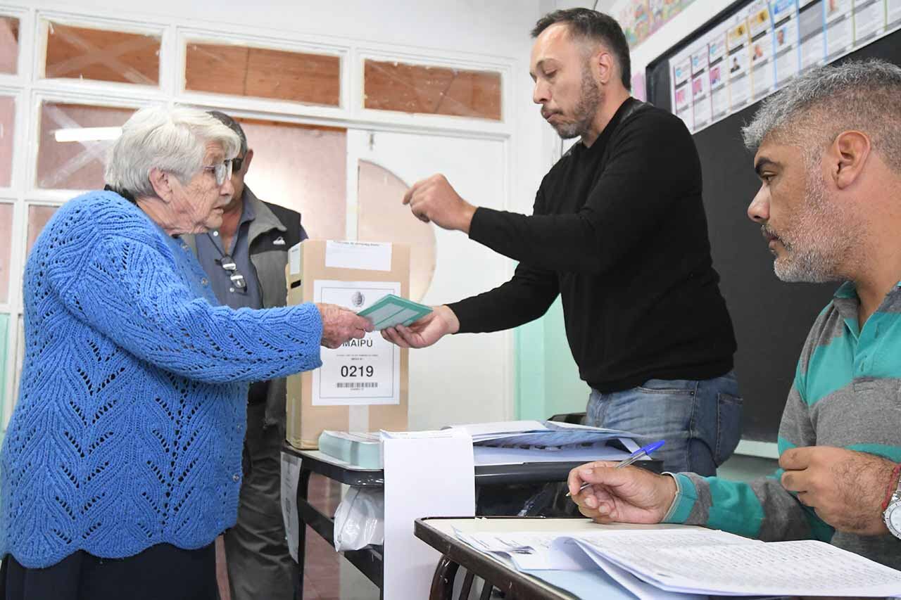 Elecciones PASO en 7 departamentos de la provincia de Mendoza.
En la escuela Celina Álvarez del departamento de Maipú, los ciudadanos ingresan a votar sin problemas, estrenando el sistema de boleta única de papel para elegir a sus candidatos.
La señora Nilda Solis de 89 años ingresa para emitir su voto
Foto:José Gutierrez / Los Andes 