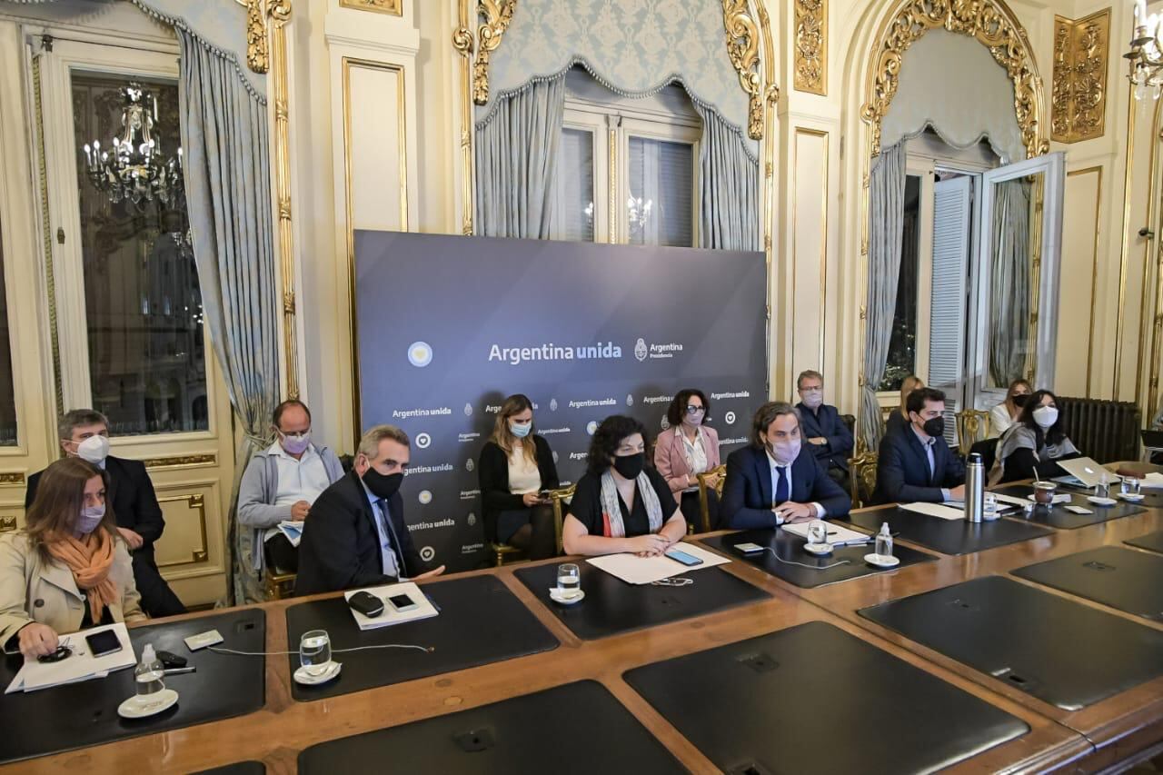 En una reunión con infectólogos, el Gobierno observó que hay una leve desaceleración de casos por las restricciones en vigencia. (Foto: Presidencia)