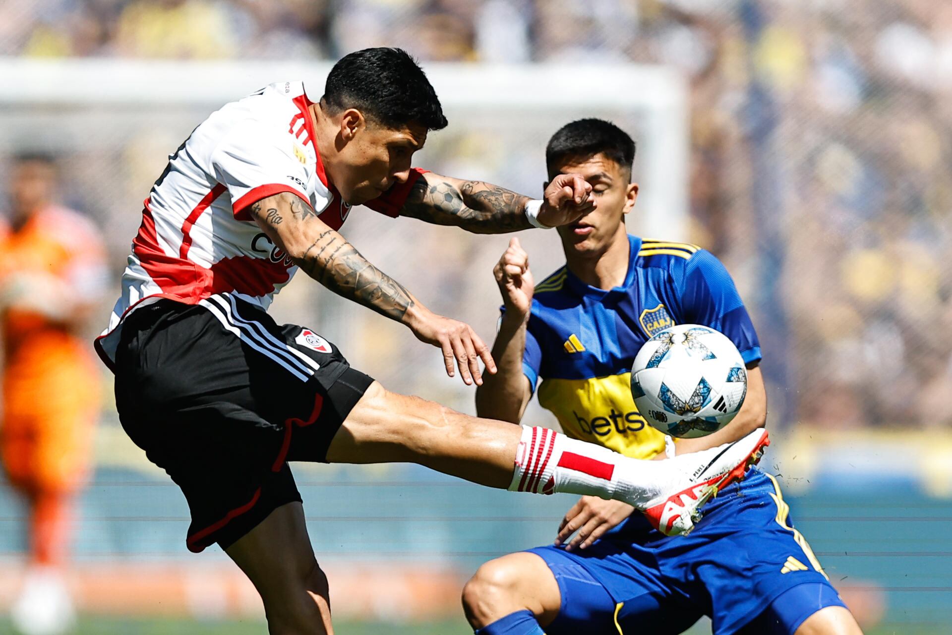 Los mendocinos Enzo Pérez y Ezequiel Bullaude son titulares en el Boca-River / EFE.