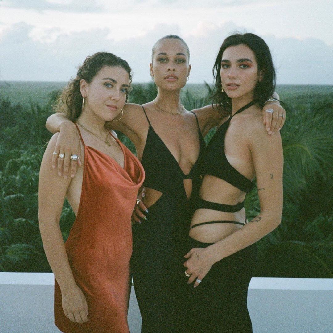 Dua Lipa posó también junto a sus amigas. (Instagram/@dualipa)