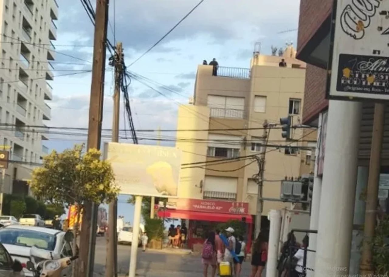 La mamá del bebé dormía cuando el bebé cayó por la ventana.