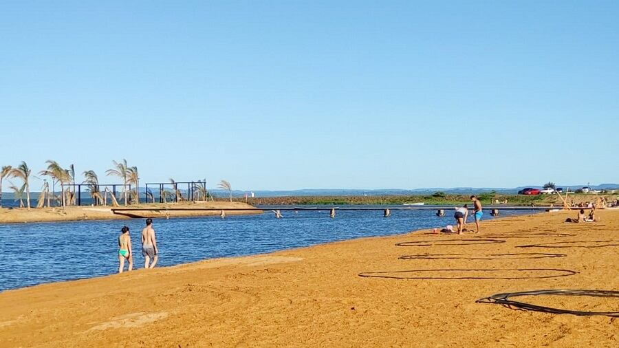 A la derecha, burbujas demarcadas en Playa Costa Sur de Posadas