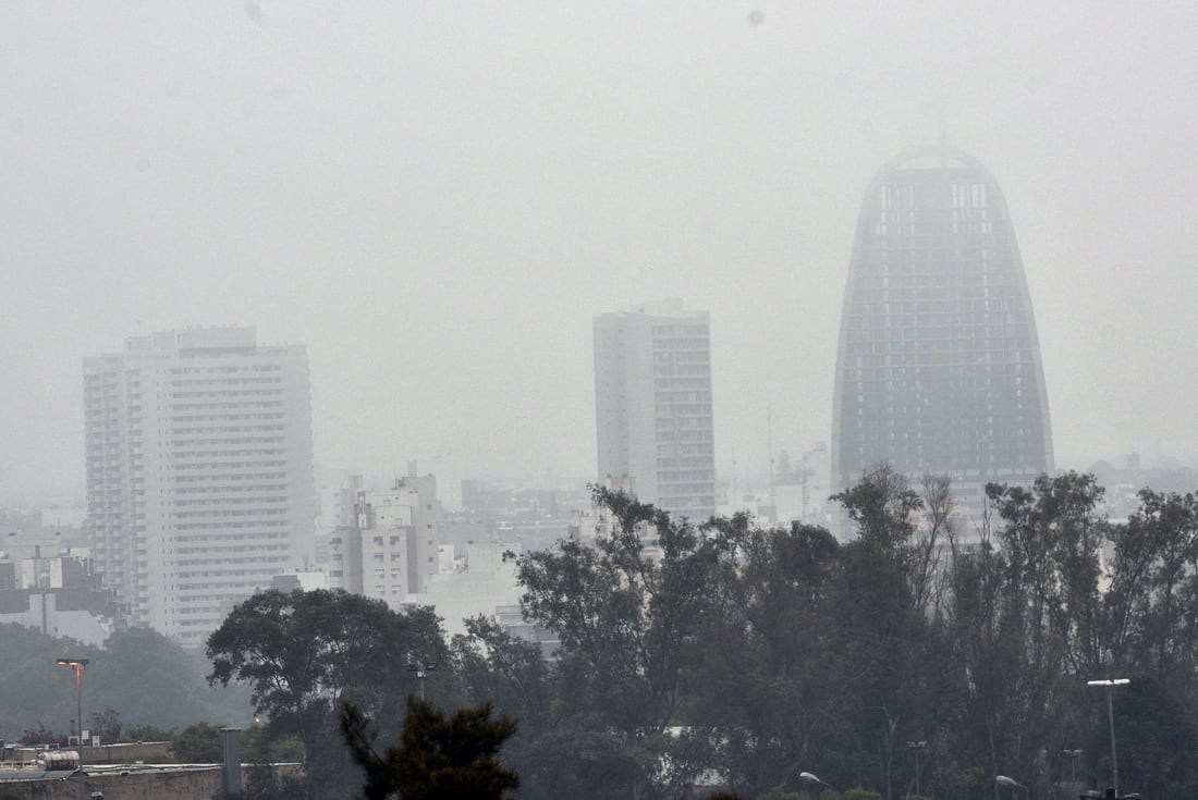 Mucho frío en el comienzo del invierno. Niebla sobre la ciudad desde el Parque Sarmiento. (Pedro Castillo/ La Voz)