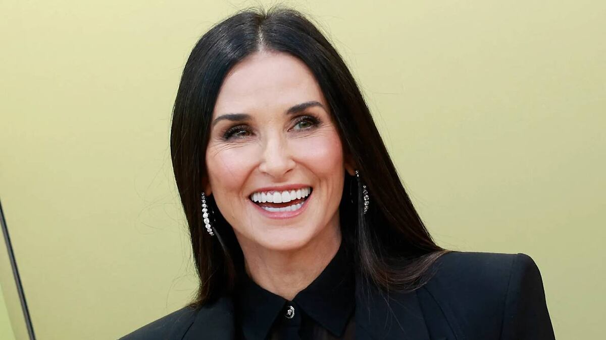 Demi Moore deslumbra a sus 61 años con un impactante vestido perfecto para una fiesta de noche