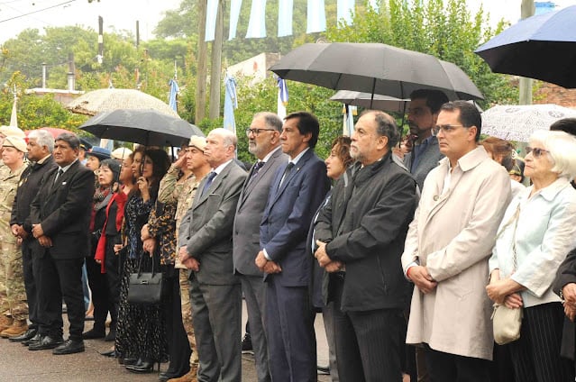 Las autoridades provinciales y municipales, junto a descendientes del coronel José María Fascio, en el acto recordatorio de la Autonomía Política de Jujuy.