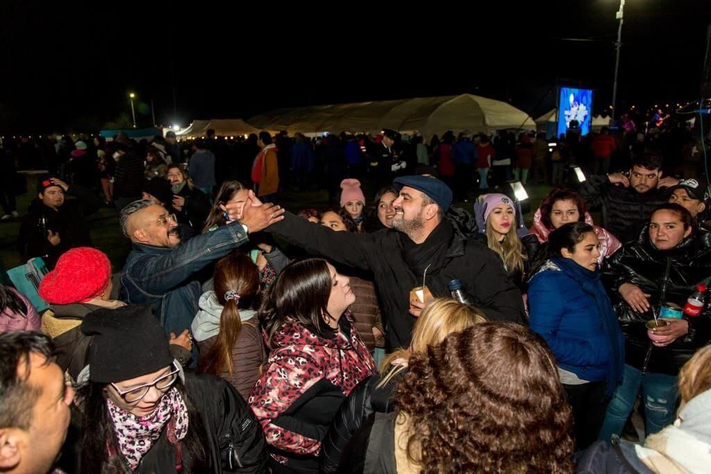 Miles de vecinos participaron de la Vigilia en la plaza Malvinas de Ushuaia