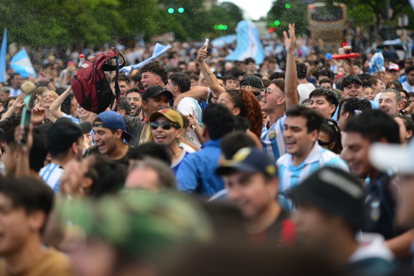 Patio Olmos. Así fueron los festejos por el triunfo de Argentina ante Polonia. (Foto / Javier Ferreyra)