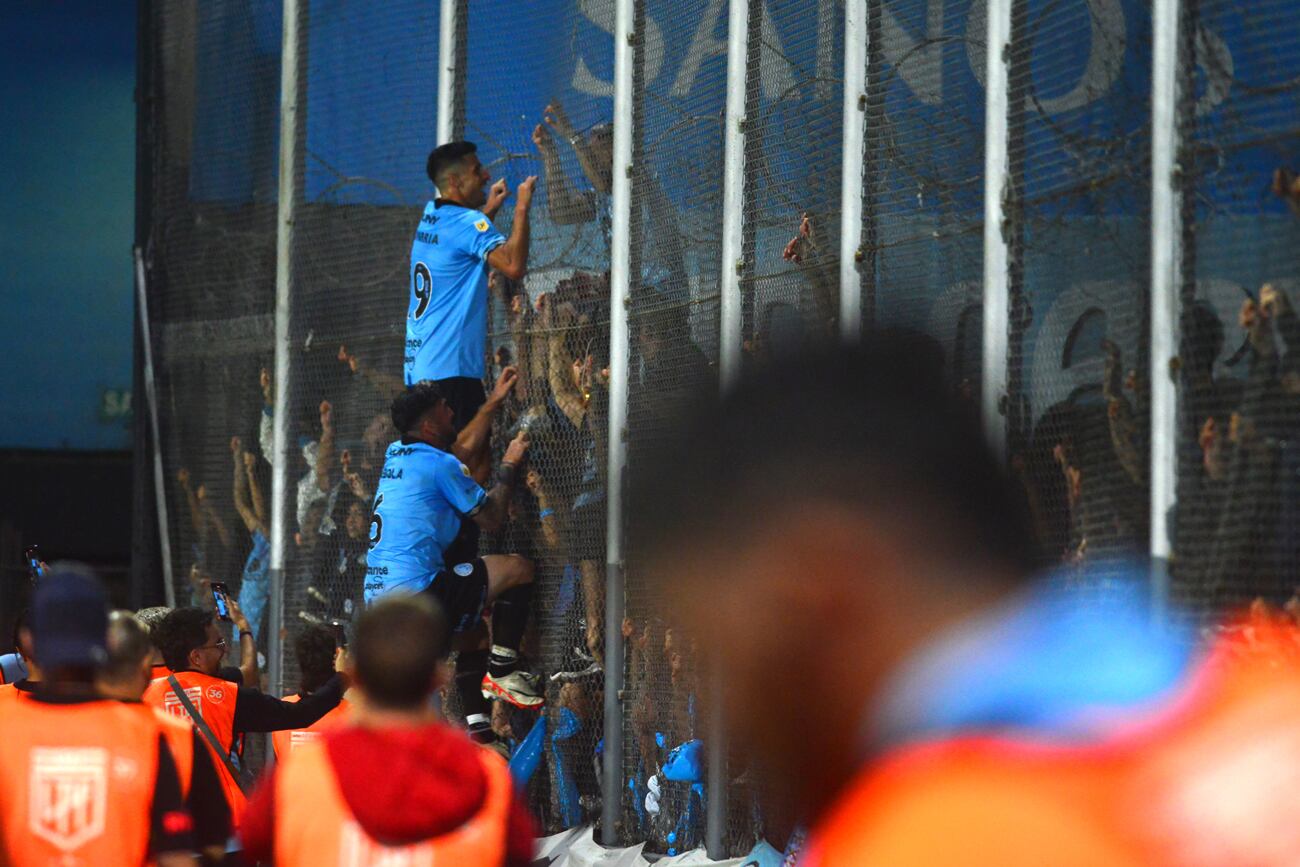 Belgrano venció a Instituto 3 a 1 en Alberdi y se quedó con el clásico.  (Nicolás Bravo / La Voz)