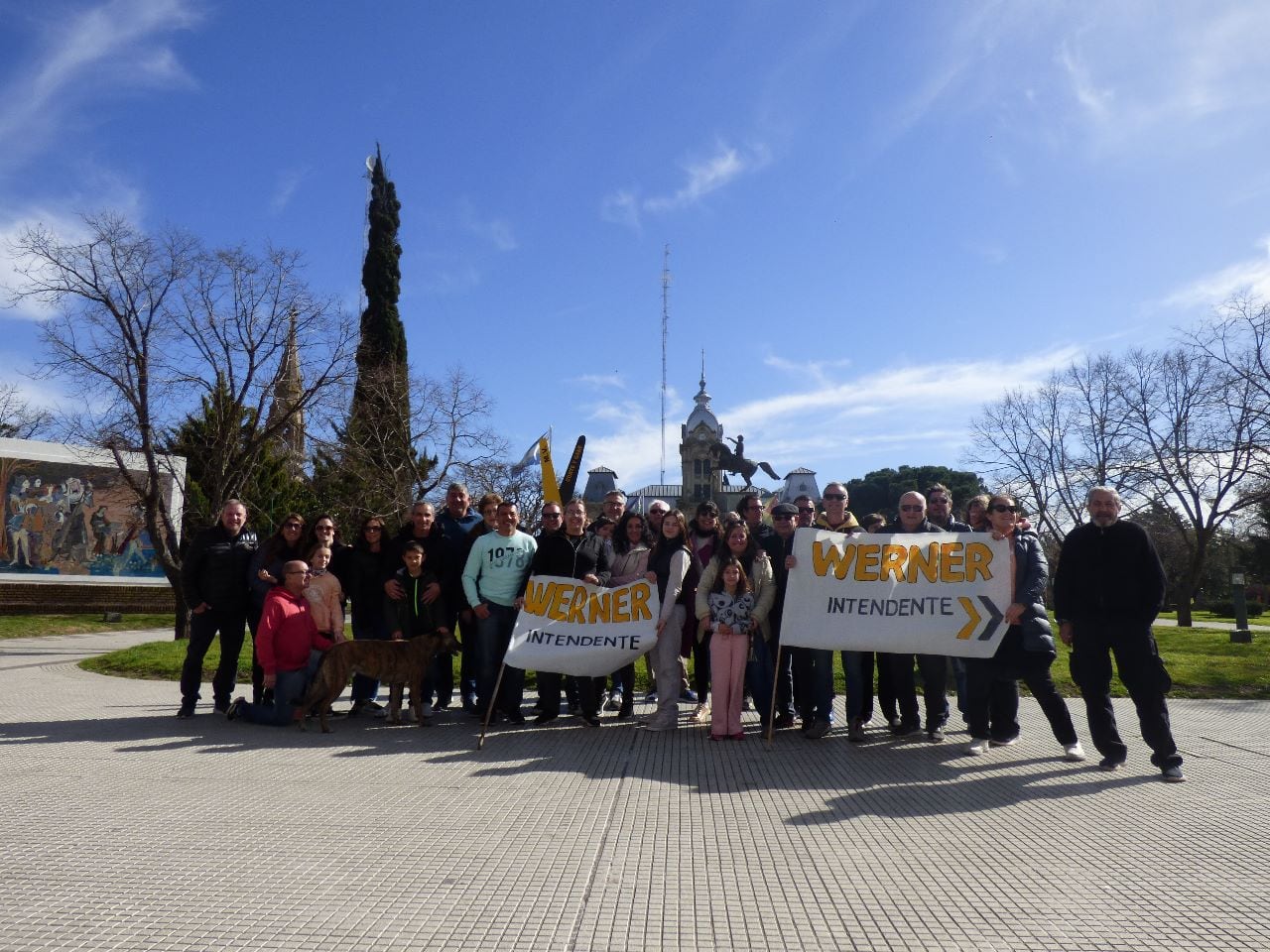 Caravana de Werner Nickel por el centro de la ciudad