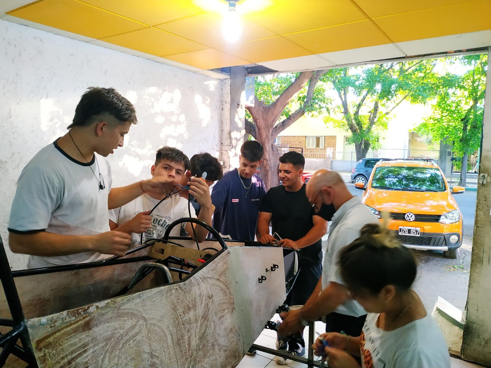 Alumnos y profesor trabajando en el proyecto de la escuela Fader.