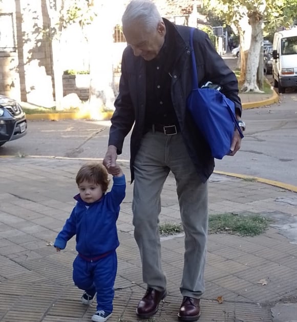 Alberto Cormillot con Emilio a la salida del jardín.