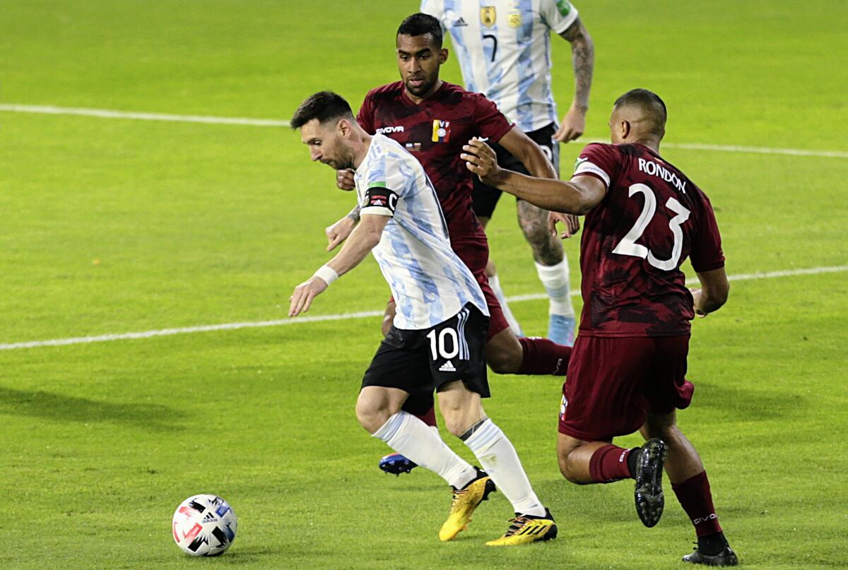 Argentina, con Lionel Messi como titular, goleó 3-0 a Venezuela en la Bombonera