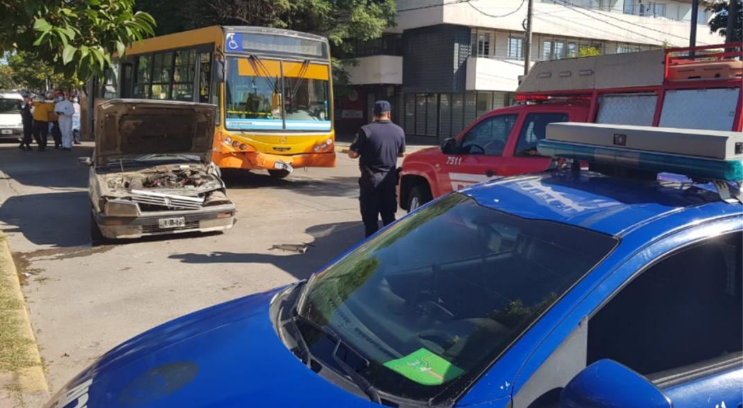 Colisionó un colectivo de Coniferal contra un auto (Nicolás Bravo)