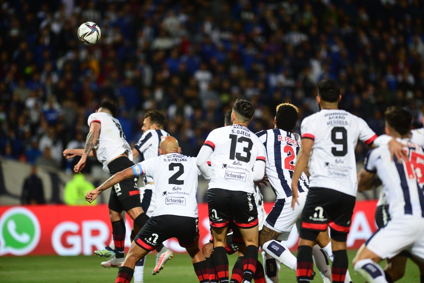 Talleres y Patronato, por la final de la Copa Argentina 2022 en el estadio Malvinas Argentinas de Mendoza. (José Gabriel Hernández / Enviado especial a Mendoza)