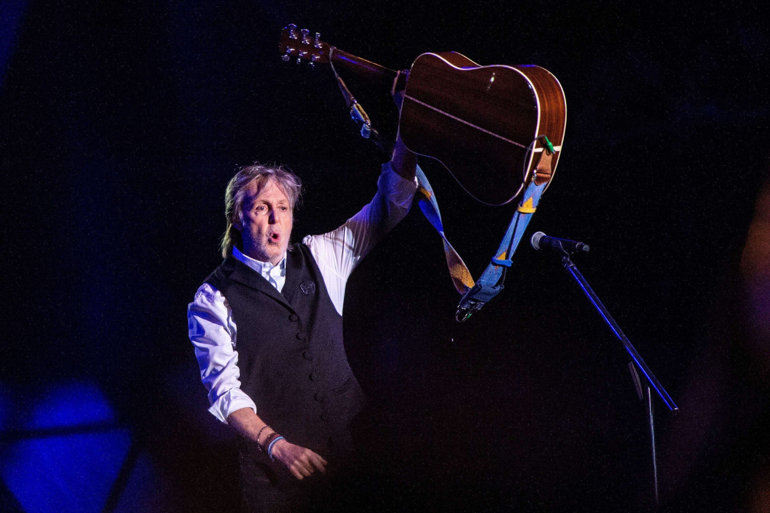 Paul en Glastonbury, con gesto triunfal. (AP)