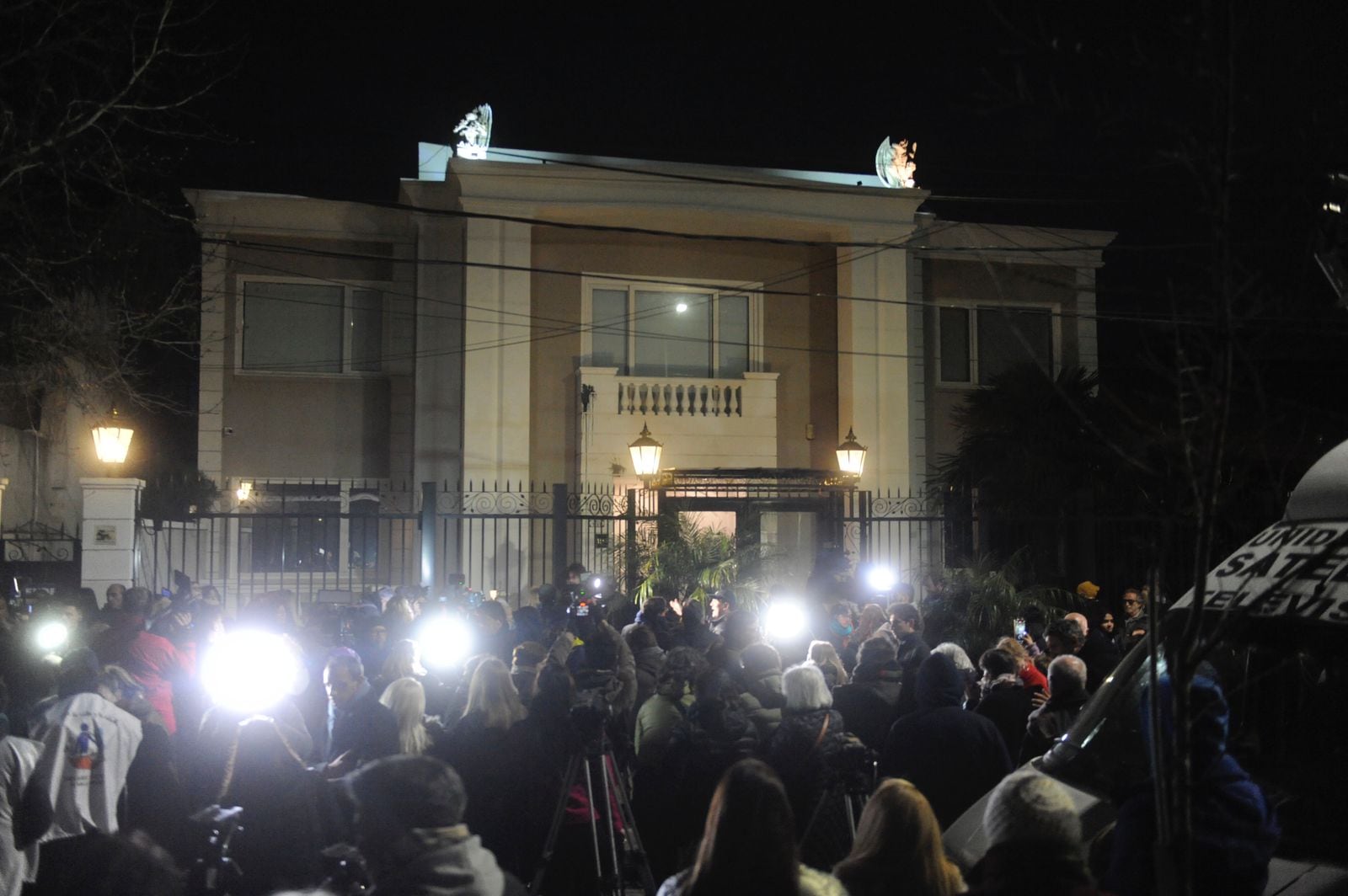 Multitudinaria marcha en la casa de Aníbal Lotockitocki. Foto: Federico López Claro.