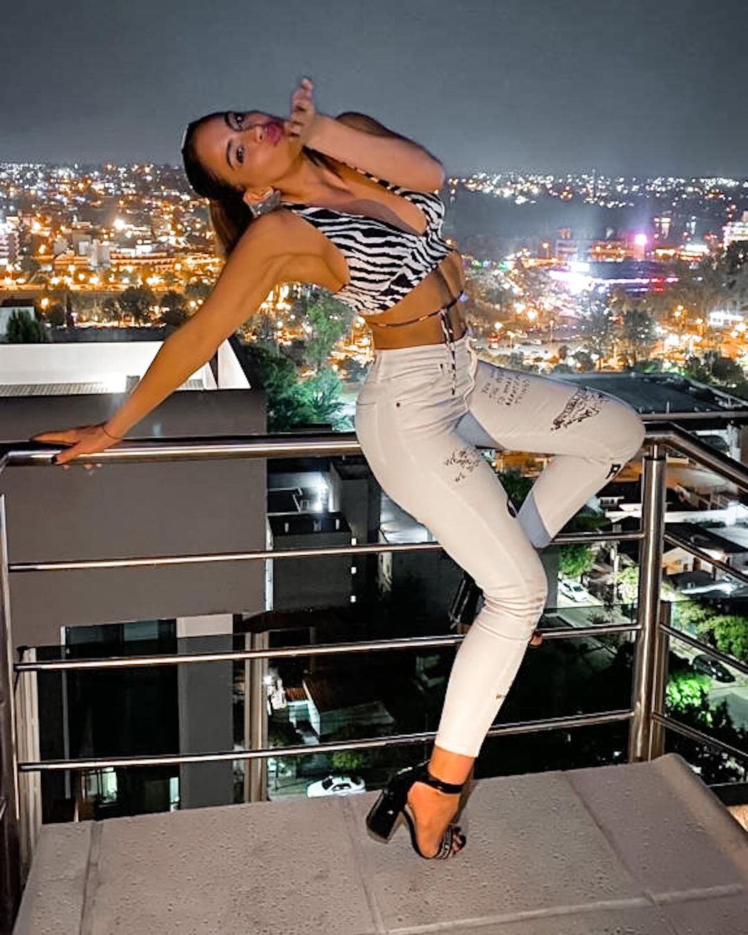 Celeste Muriega lució un top cebra y pantalón blanco.