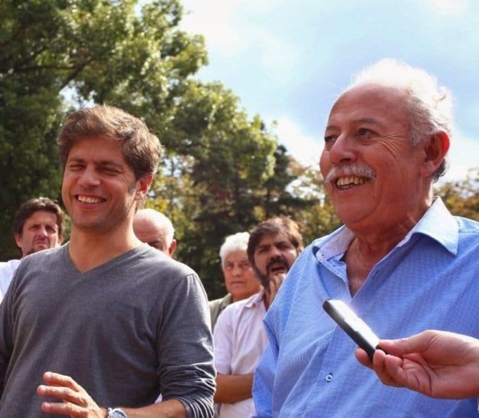 El diputado asaltado, "Cuto" Moreno, junto a Axel Kicillof.