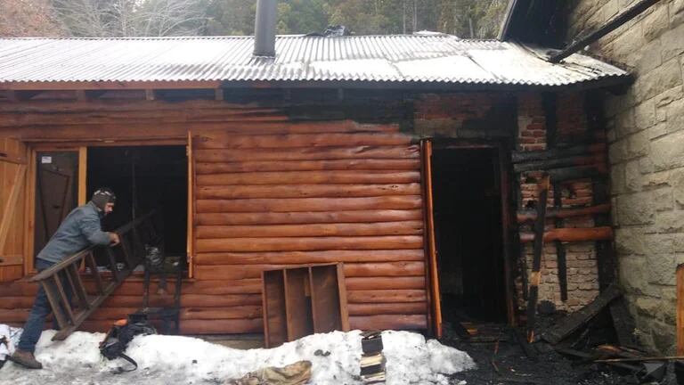 Así quedó desde afuera la cabaña de Villa Mascardi incendiada.