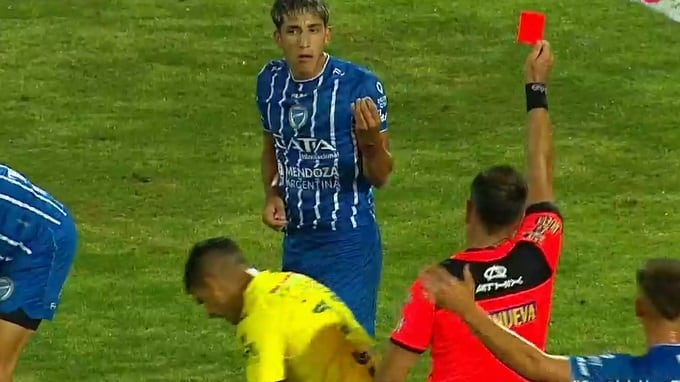 Ramírez, el mejor jugador de Godoy Cruz, fue expulsado sobre los 20 minutos del segundo tiempo, por una jugada brusca