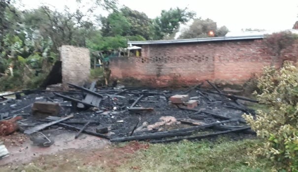 Un voraz incendio consumió por completo una vivienda en Eldorado.