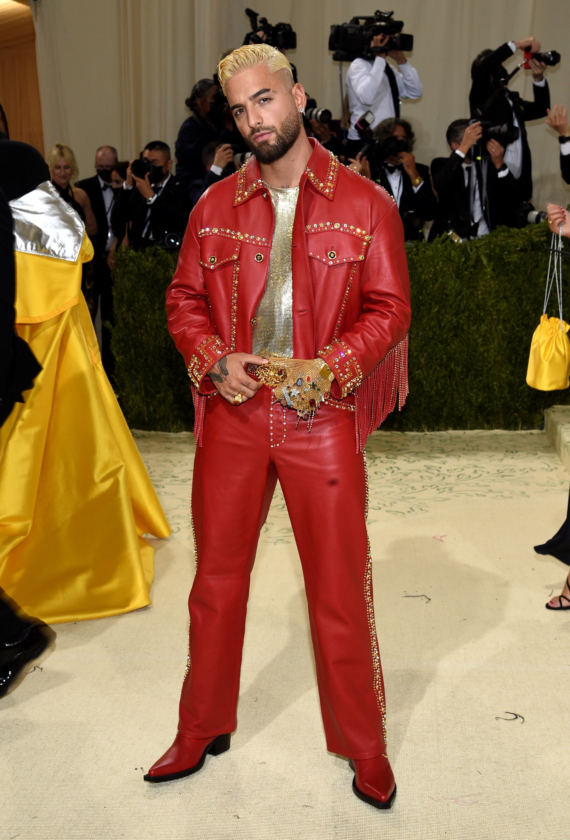 El cantante colombiano también eligió el rojo para su atuendo, además de un guante dorado repleto de gemas.