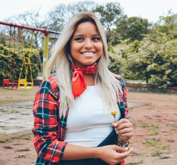 Emilia Mernes con el pelo rubio