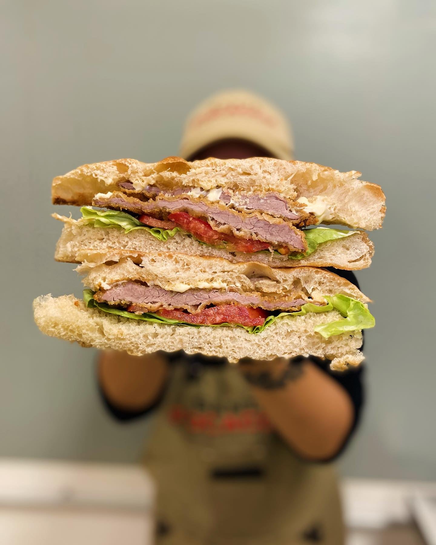 Las focaccias se pueden comer solas o cortadas al medio y rellenas con otros productos.