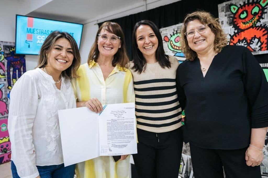 Con presencia del intendente Vuoto, cerró la muestra “Arte en azul”