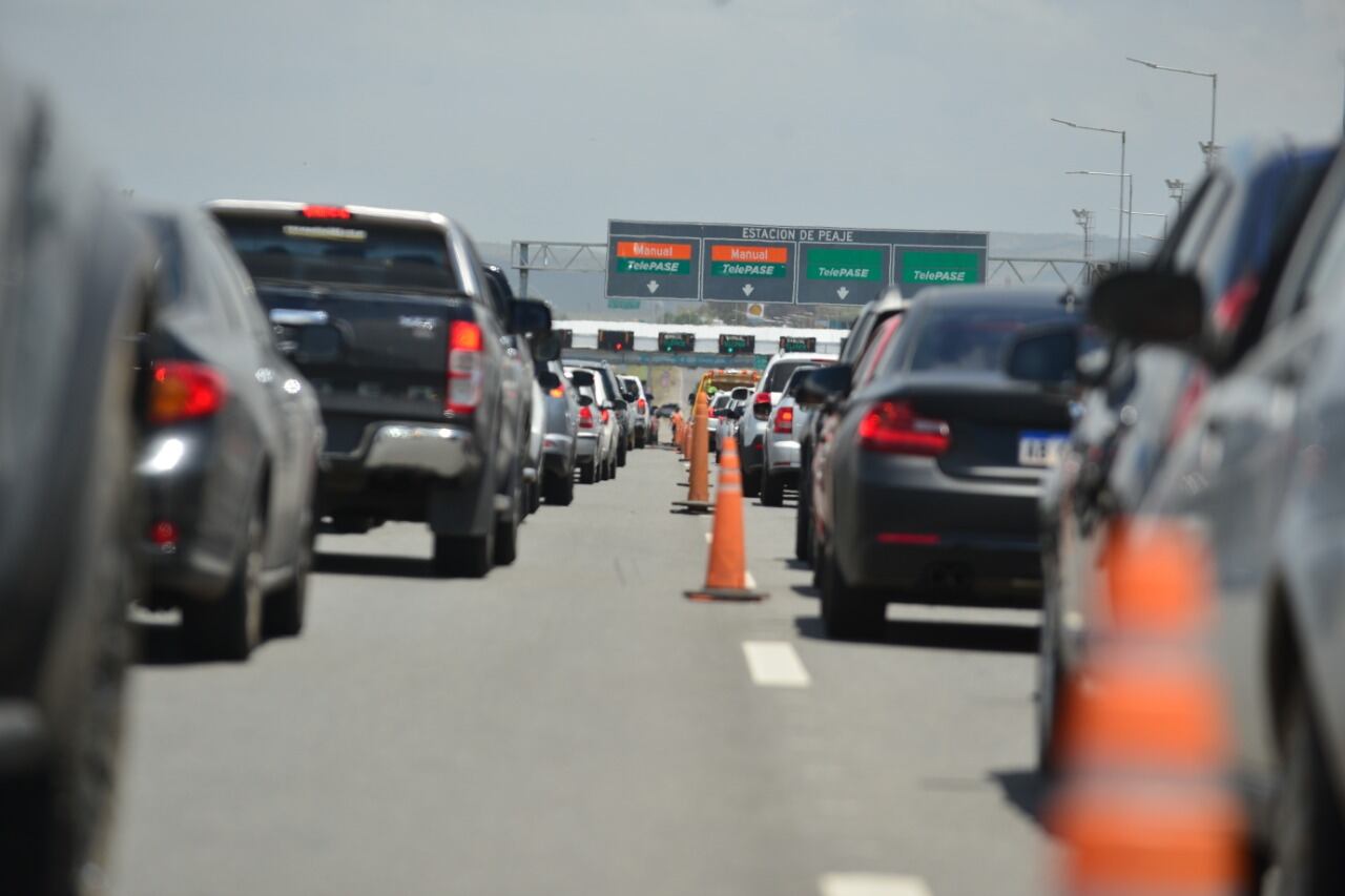 Control vehicular en el peaje Córdoba-Carlos Paz.