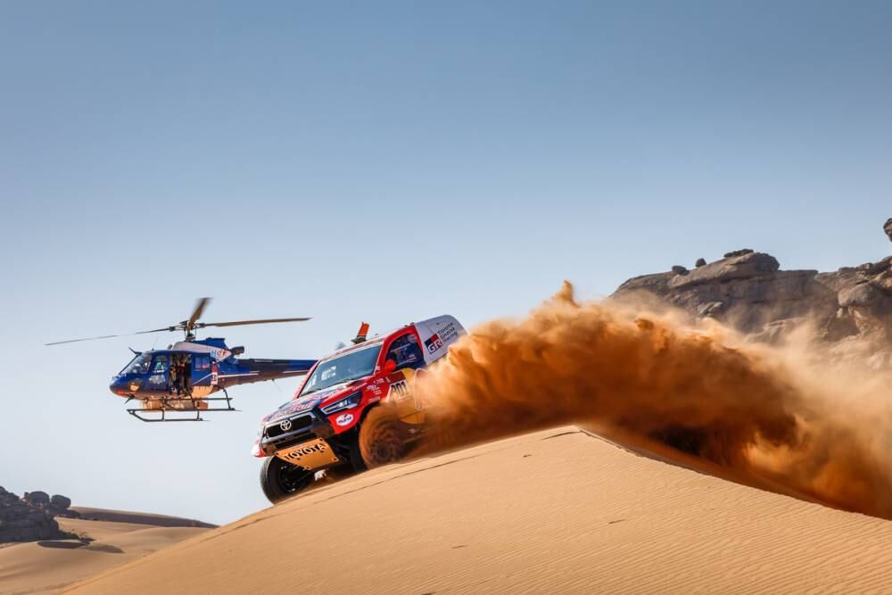 La Hilux de Al-Attiyah, avanzando en las dunas del desierto saudí, durante este martes.