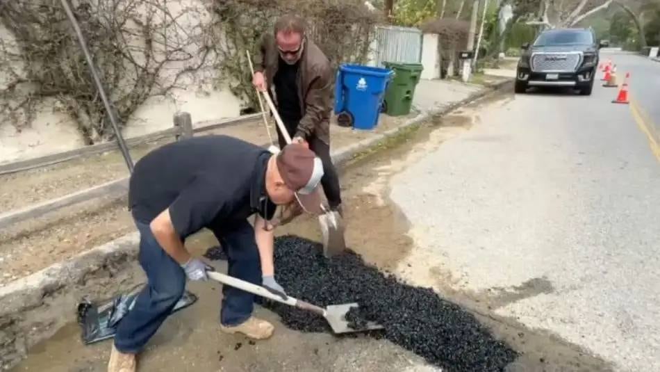 Arnold Schwarzenegger puso manos a la obra y arregló un bache.