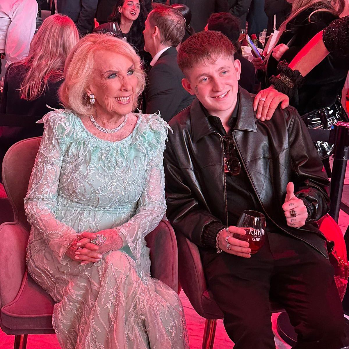 Así fue el llamativo encuentro entre Dillom y Mirtha Legrand en la gala de Personajes del Año 2023 de la revista Gente