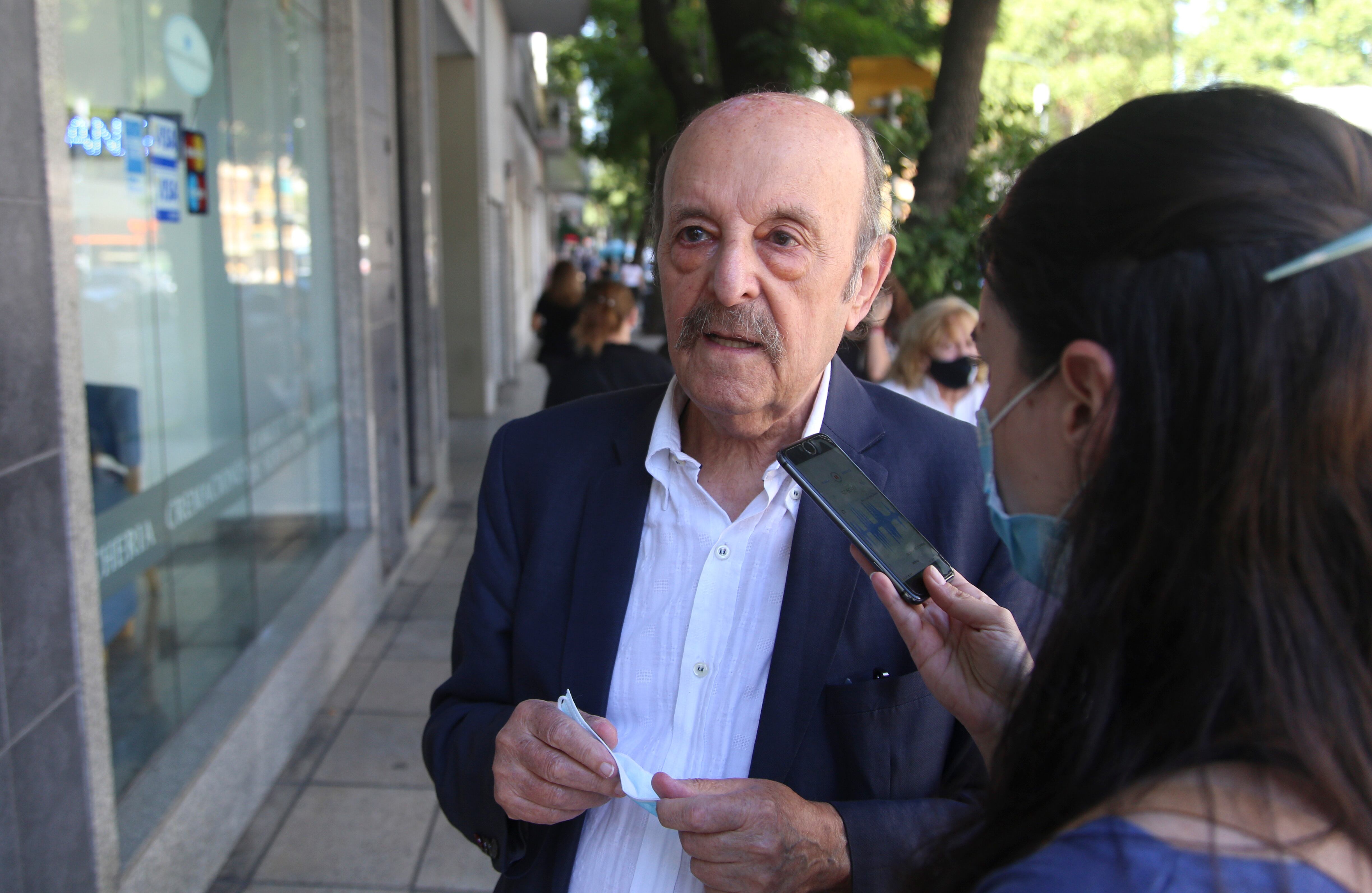 El dirigente político Julio Bárbaro durante la despedida de los restos del conductor Gerardo Rozin.