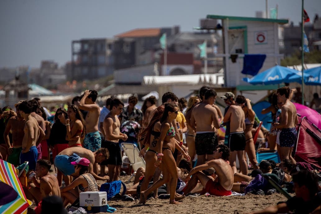 Las playas de Pinamar abarrotadas, sin distancia social ni tapabocas.