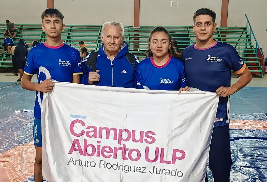 Facundo Saquiz y Angelina Molina, luchadores de San Luis junto al cubando Erick León, entrenador de la Selección Argentina.