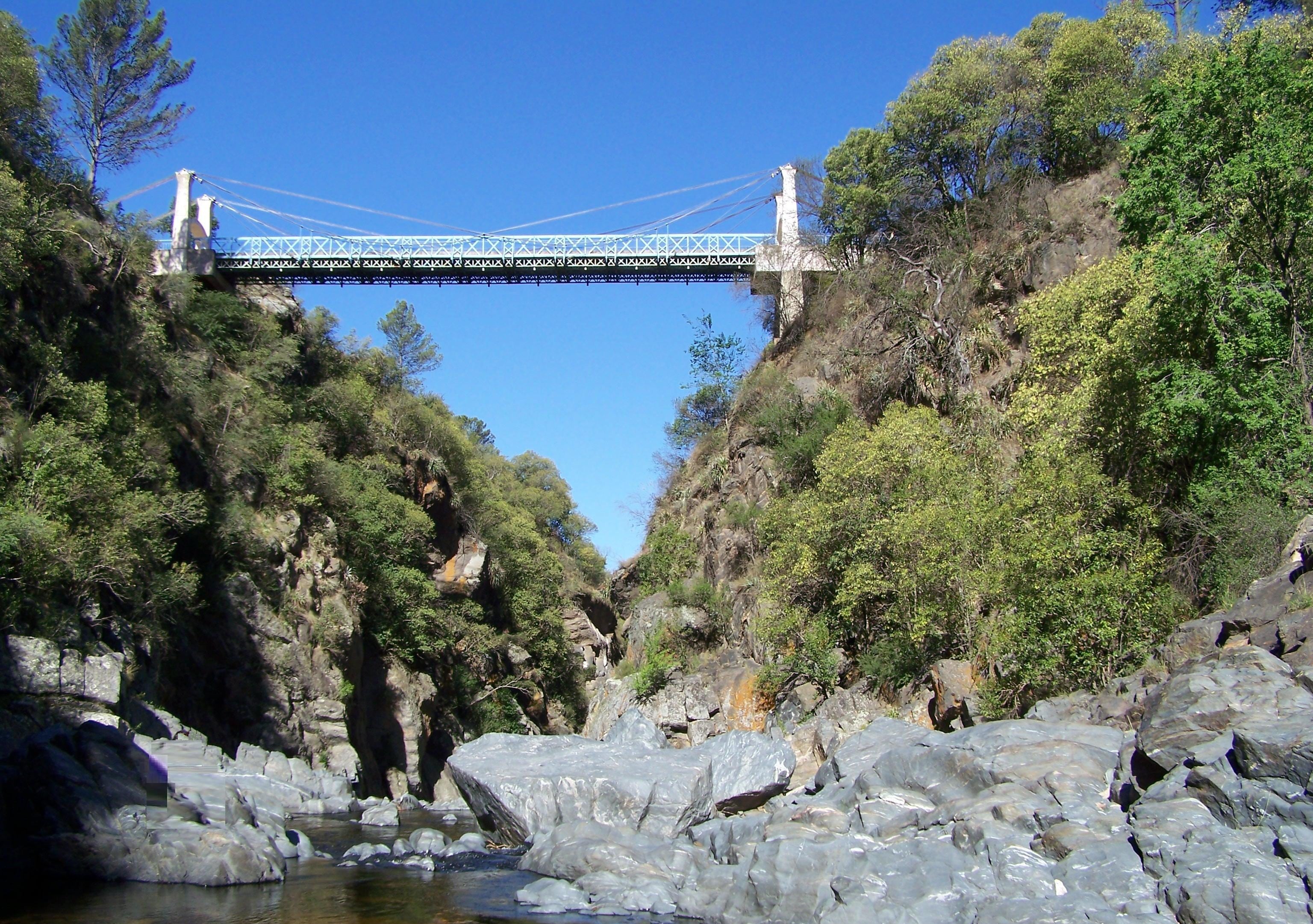 Puente colgante donde se puede hacer puenting.