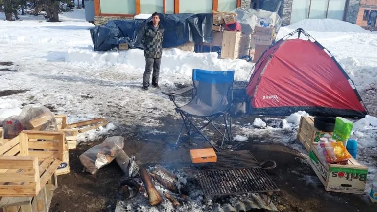 Una familia de Neuquén fue desalojada y quedó con sus pertenencias en la calle, pero no acepta ayuda de Municipalidad.