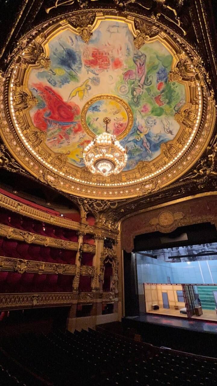 La araña de luces del auditorio principal pesa más de seis toneladas.