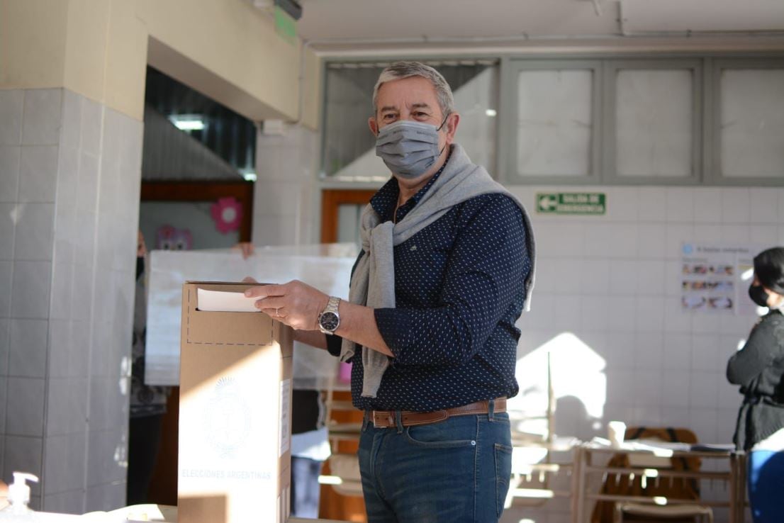 Julio Cobos votó en la mañana y pidió la gente acercase a las urnas. 