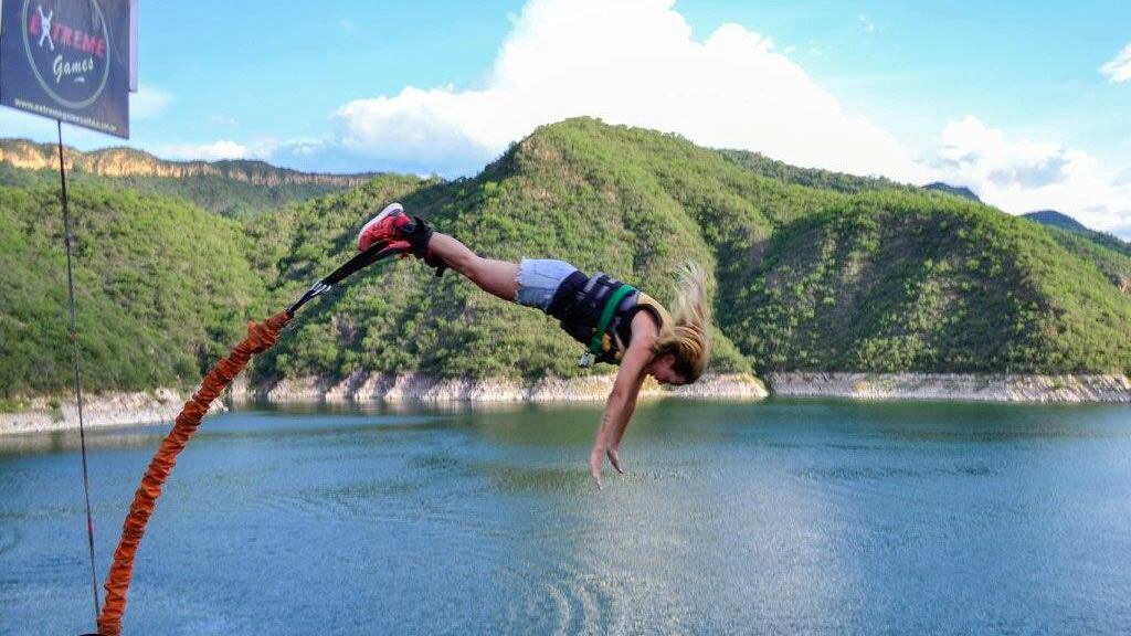 Bungee jumping en el Dique Cabra Corral.