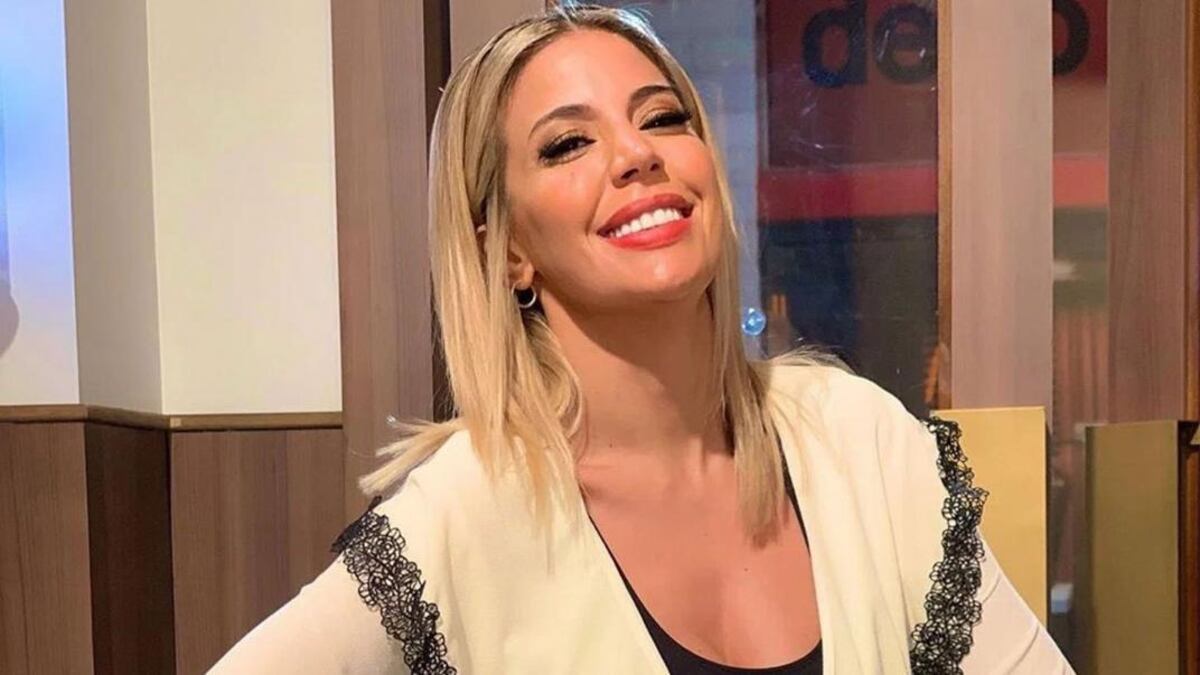 Virginia Gallardo se mostró con un top brillante y un arnes de cuero: “HOLA SEX”