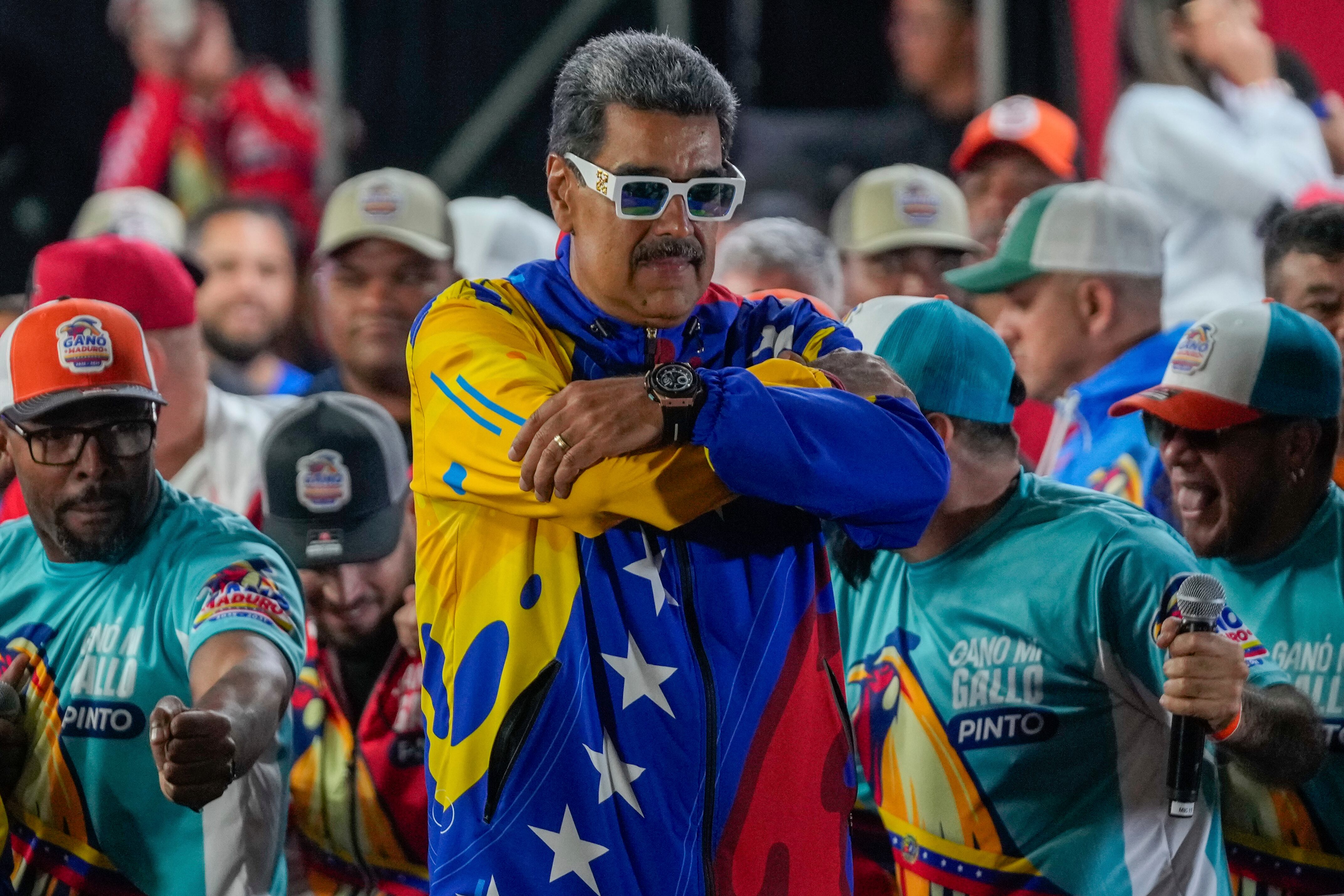 El presidente Nicolás Maduro se dirige a sus seguidores desde el palacio presidencia de Miraflores (AP Foto/Fernando Vergara)