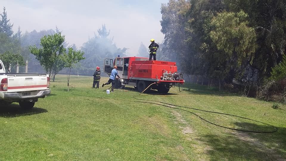 Un incendio fue controlado por los bomberos en el ingreso a Claromecó