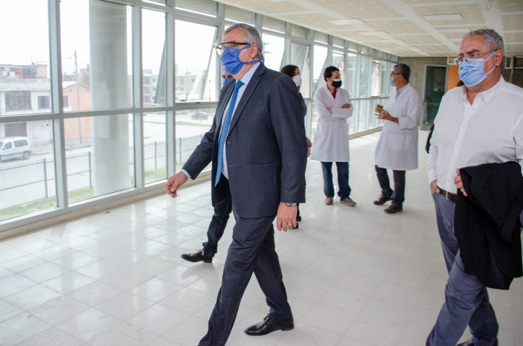 El gobernador Morales junto al ministro de Salud Gustavo Bouhid y miembros del gabinete ministerial, en visita al edificio levantado en el barrio Alto Comedero.