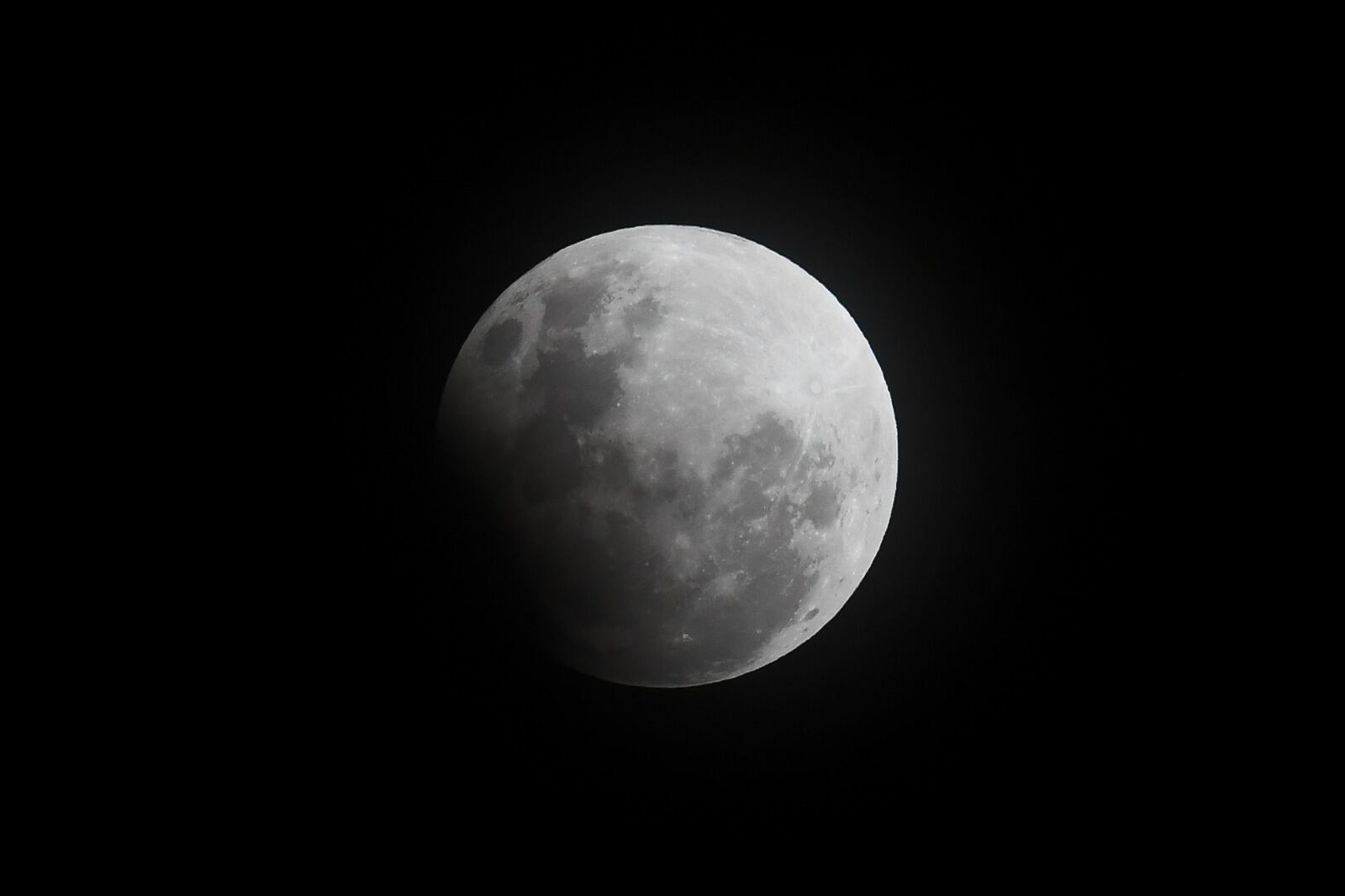 El punto máximo del eclipse parcial desde Córdoba, a las 23.44.