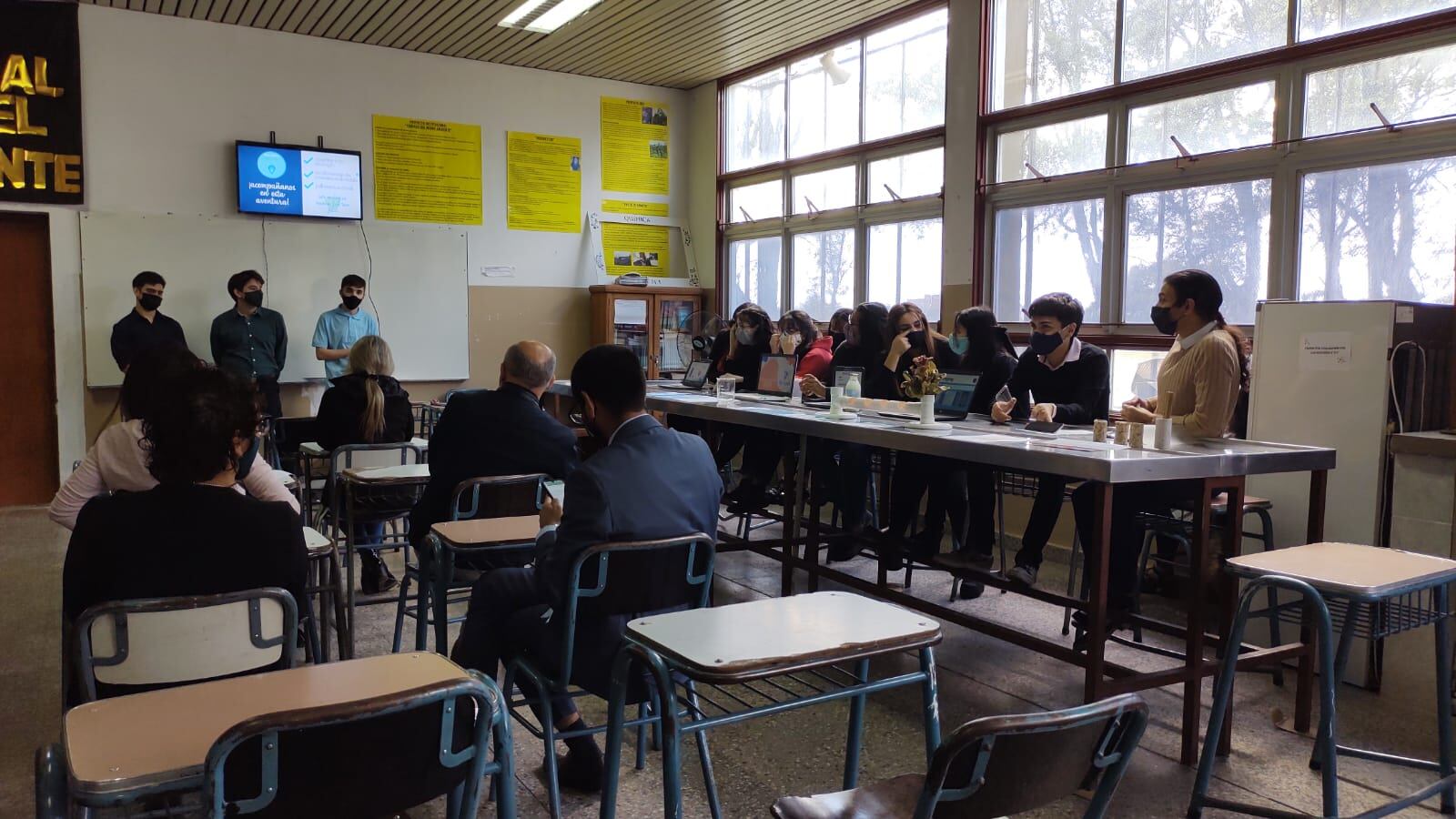 Estudiantes de 7º año de la orientación Técnico Químico junto a la docente Silvina Vizgarra